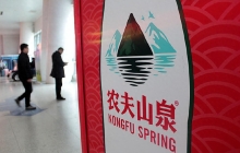 做一瓶纯净水，农夫山泉市值赔了1800亿？